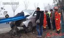 司机爆料面包车视频播放,面包车惊现违规视频播放，安全隐患引关注