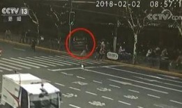 司机爆料面包车视频播放,面包车惊现违规视频播放，安全隐患引关注