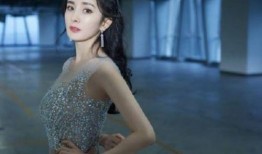 杨幂爆料跑车视频播放,奢华座驾曝光，速度与激情的完美演绎